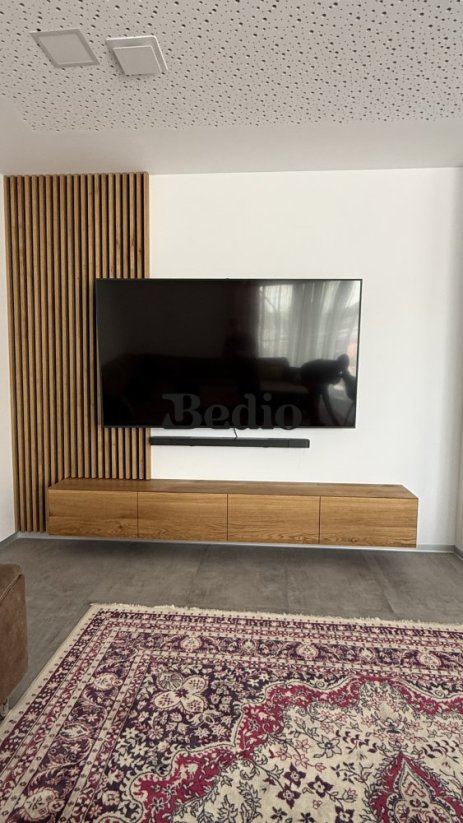 TV Skrinka s lamelami