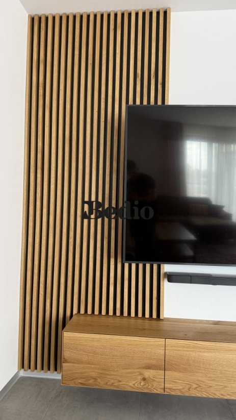 TV Skrinka s lamelami